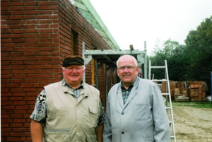 Ehrenmitglied Bauunternehmer Bernhard Settertobulte (links) und Ehrenschießmeister Josef Funke kümmerten sich um die schnelle Fertigstellung des Rohbaus.